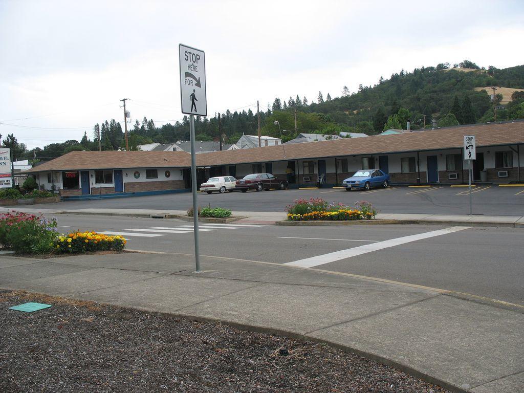Travel Inn Roseburg Exterior foto